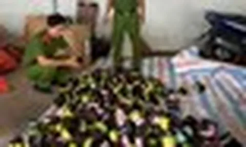 Công an kiểm tra 2 kho hàng, phát hiện hơn 2.000 hộp mỹ phẩm liên quan TikTok "Cỏ XXX"