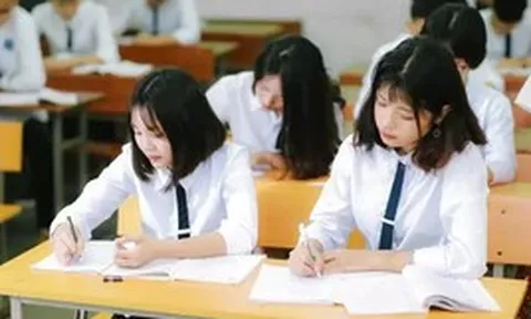 Học sinh cao 1,8 m, vẫn ngồi chiếc bàn 'nhỏ xíu' ở trường