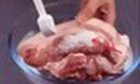 Rã đông thịt đừng chỉ ngâm trong nước, thêm 1 thìa này vào, đảm bảo thịt nhanh mềm mà vẫn tươi ngon, không mất dinh dưỡng
