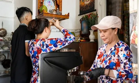 Chồng đột ngột mất vì COVID-19, vợ nghỉ nghề giáo bán cà phê vỉa hè nuôi con