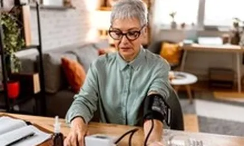 Vì sao huyết áp thường cao hơn vào buổi sáng?