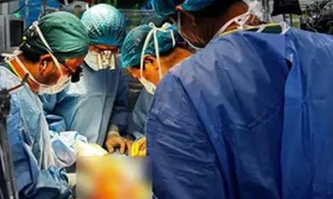 Vỡ tinh hoàn sau khi bi đá trúng vùng kín