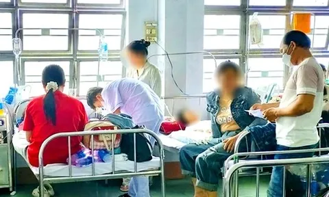 Vụ 150 người ngộ độc sau ăn bánh mì ở Gia Lai: 2 cha con chủ tiệm cũng đi cấp cứu, chưa rõ nguyên nhân