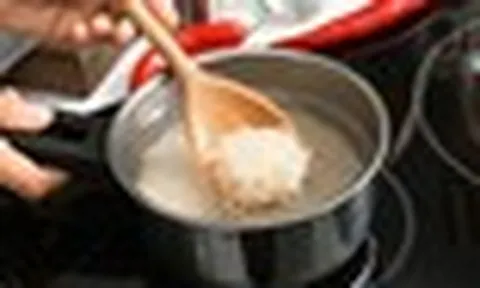 Nấu cơm bằng nước nóng hay nước nguội mới ngon và giàu dinh dưỡng hơn?