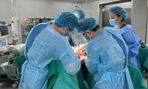 Người mẹ giấu bệnh vì các con đang làm ăn xa, đến viện khối u đã lớn 20cm