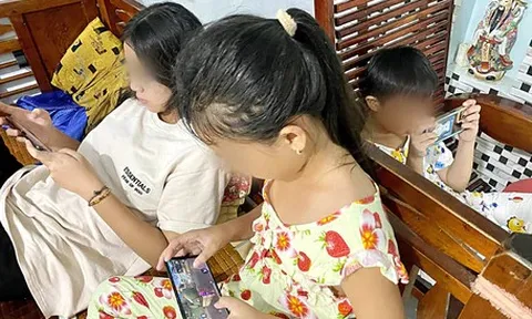 Trẻ đi khám tâm lý do liên quan màn hình, phụ huynh cũng 'dán mắt' vào điện thoại khi bên con