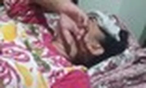 Người phụ nữ 60 tuổi bất ngờ phát hiện nhiễm HIV, bật khóc: "Mùa thu ai chẳng ngứa da"