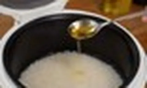 Vì sao ngày càng nhiều gia đình thích nhỏ vài giọt dầu ăn vào nồi trước khi nấu cơm?