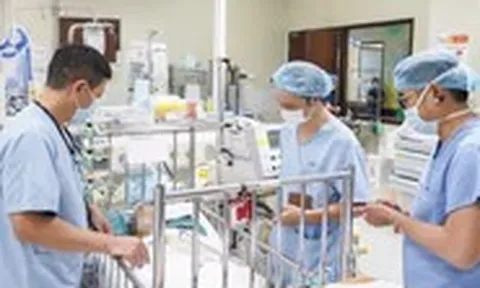 Bé 21 tháng tuổi tử vong sau một cú vặn tay ga xe máy