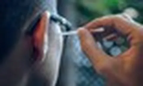 Lời khuyên cho người cứ ngứa là ngoáy tai