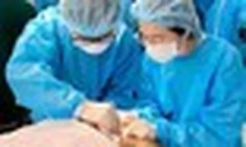 Cái ôm của em bé 11 tháng khi lần đầu nghe được và trăn trở của nữ bác sĩ BV 108