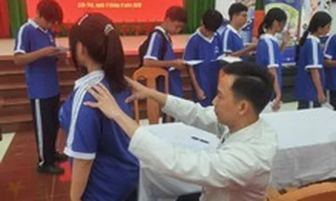 Bệnh viện quân đội khám sức khỏe miễn phí cho hàng ngàn học sinh Cần Thơ