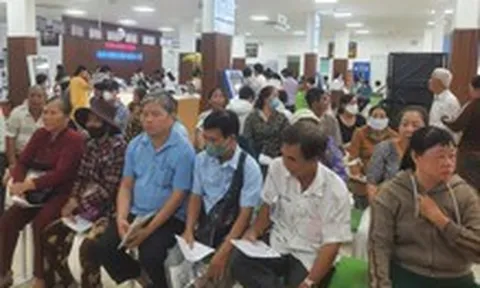 Hàng ngàn người đến bệnh viện Cần Thơ khám bệnh sau kỳ nghỉ lễ