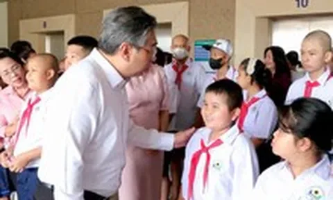 Tiếng trống khai giảng giữa bệnh viện: 'Con muốn được hết bệnh để đi học cùng với bạn'