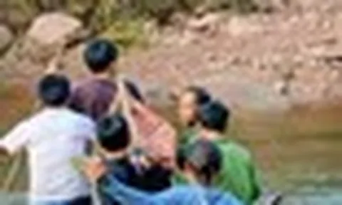 Băng rừng 15km, vượt 4 con suối khiêng người xa lạ bị rắn cắn đi cấp cứu