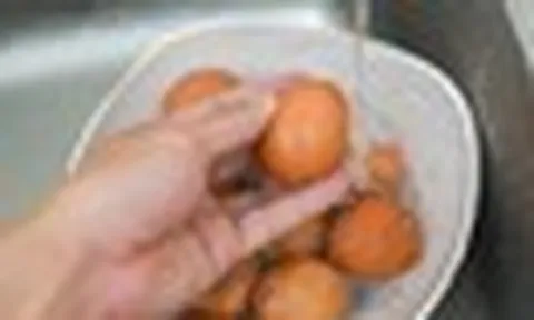 Gia đình 3 người phải nhập viện cấp cứu vì ngộ độc sau khi ăn trứng, bác sĩ cảnh báo lỗi sai cực nhiều người mắc