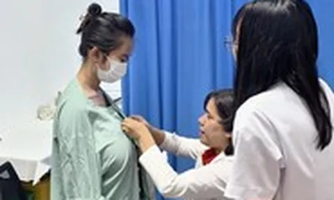 Cô gái 20 tuổi gù cả lưng vì vòng ngực quá khổ, bác sĩ phải can thiệp