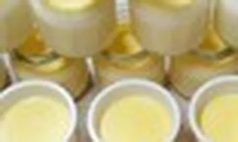 Ăn sữa chua bao năm toàn đổ bỏ lớp nước phía trên, chuyên gia nói thẳng: "Bạn đang lãng phí"