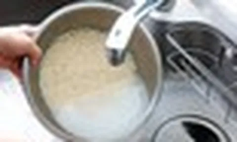 Có thực sự cần vo gạo trước khi nấu?
