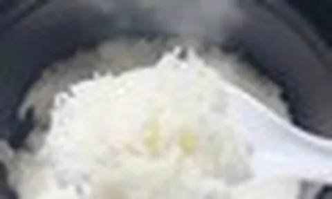 Lý do nhiều gia đình không còn mở nắp nồi cơm điện để xới khi cơm chưa chín hẳn