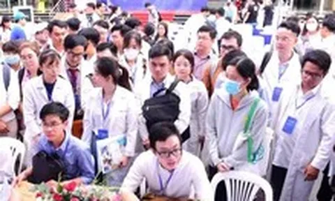 Sáng nay gần 1.000 bác sĩ, điều dưỡng tại TP.HCM 'săn' cơ hội việc làm