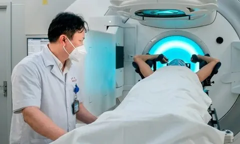 Vụ bệnh nhân ung thư 'muốn trị xạ nhanh, phải kẹp tiền vào sổ': Bệnh viện E đình chỉ nhân viên liên quan đến phản ảnh