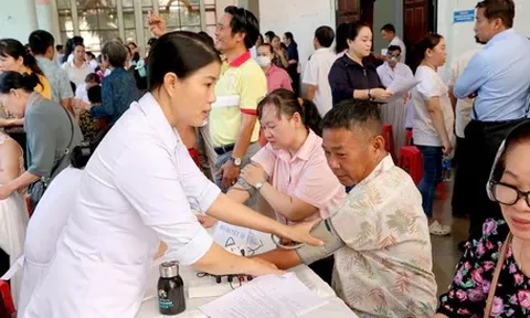Vì sao TP.HCM đề xuất hỗ trợ đến 20 triệu đồng mỗi tháng cho bác sĩ luân phiên về trạm y tế?