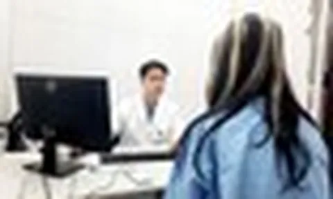 Nữ sinh 15 tuổi liên tục rạch tay sau những đêm thức đến 3h sáng: Bác sĩ chỉ ra điều đáng lo