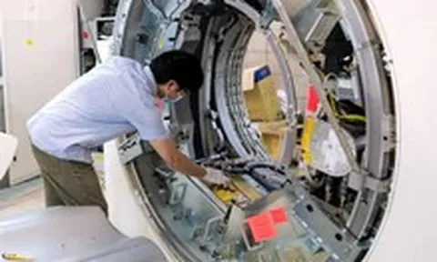 Bệnh viện mua thiết bị y tế giá cao, ai chịu chi phí, người bệnh có bị ảnh hưởng?