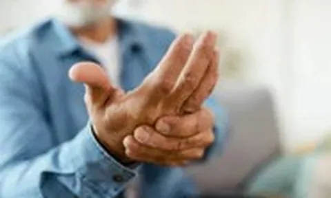 Mắc viêm khớp dạng thấp nên và không nên ăn gì theo hướng dẫn mới nhất 2026?