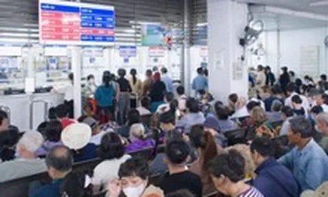 Hàng dài người chờ khám tại nhiều bệnh viện TP.HCM, Bệnh viện Chợ Rẫy 'phá kỷ lục lịch sử'