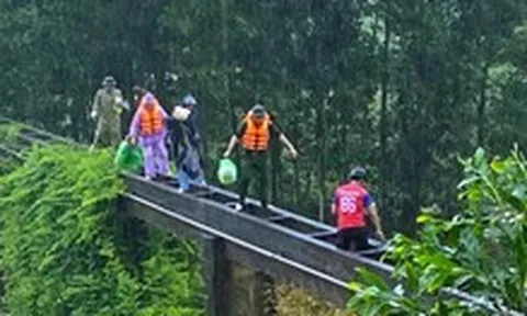 Nữ bác sĩ kể giây phút đi qua mương nước cheo leo đi đỡ đẻ trong mưa lũ