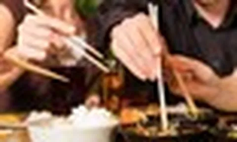 6 lời khuyên cho những gia đình ăn cơm trên bàn ghế