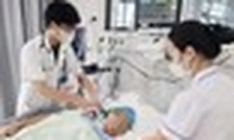 Cứng hàm, phải thở máy sau 2 tuần bị gai hoa giấy đâm vào chân