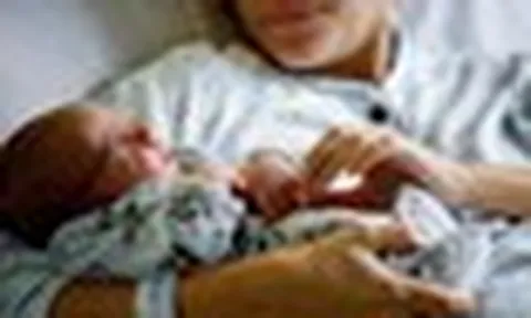 Kết hôn ở tuổi 35, 40 mới muốn sinh con: Bác sĩ chỉ ra điều nhiều người trẻ đang bỏ qua