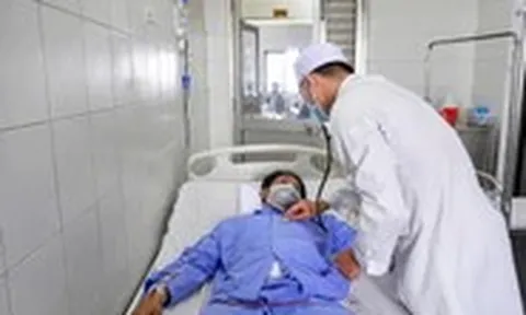 Ngã vào công trường, nam thanh niên bị 2 thanh sắt xuyên qua đùi, bụng