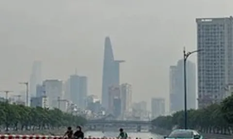 TP.HCM sáng mù bất thường, chiều mưa lớn: Bác sĩ cảnh báo nhiều bệnh ở trẻ