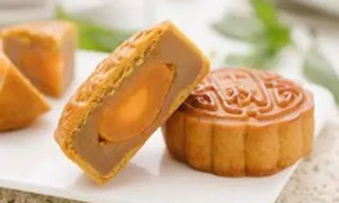 Chiếc bánh trung thu bằng 5 bát cơm, ăn thế nào để không... 'mập ngay lập tức'?