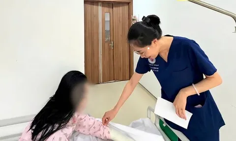 Đứng ngó xuống từ ban công, bé gái 11 tuổi trượt chân rơi từ tầng 2