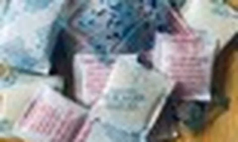 Bé gái 4 tuổi nuốt phải gói hút ẩm, mẹ nhanh trí bắt uống ngay 1 loại nước: Nghe tên bác sĩ cũng phải khen