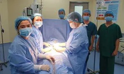 Đau bụng bất thường, khám phát hiện u nang buồng trứng to như trái bưởi