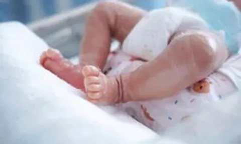 Da bé trai sơ sinh khô nứt bất thường, bác sĩ phát hiện mắc bệnh vảy cá hiếm gặp