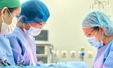 Phản ứng nhanh cứu sản phụ và em bé bị sa dây rốn nguy kịch