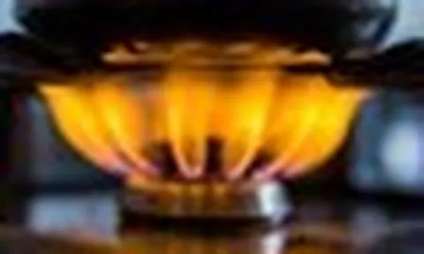 Vì sao lửa bếp gas bỗng chuyển màu cam? Có 1 nguyên nhân không nên xem nhẹ