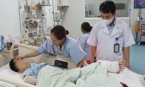 7 giờ phẫu thuật ghép tạm bàn tay vào chân bé trai bị cổng chào sập đè