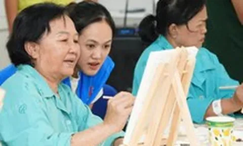 Bệnh nhân ung thư Bệnh viện Chợ Rẫy cầm cọ vẽ bức tranh của riêng mình