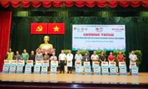 Khu Y tế kỹ thuật cao TP.HCM trao quà cho gia đình khó khăn phường An Lạc