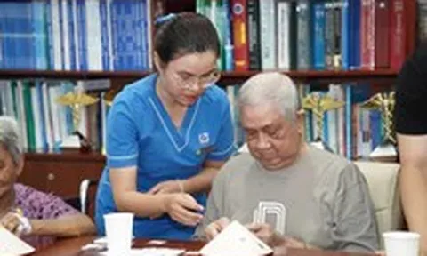Người cao tuổi quên đường về nhà, quên tên người quen... có phải là biểu hiện sa sút trí tuệ?