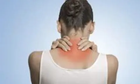 Đau cổ vai gáy, xoa bóp vận động mãi không đỡ, nguyên nhân có thể do đâu?