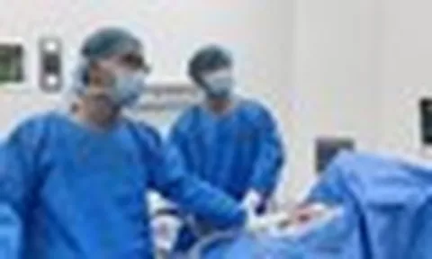 Bỏ qua dấu hiệu nước tiểu có màu lạ, cụ ông U80 đối mặt bệnh ung thư bể thận